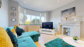 Valley Road- 3 Bedrooms Sleeps 5, Free Parking & WiFi - Close to City Centre, University & Hospital